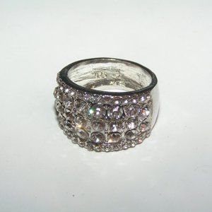 NWOT Fashion Crystal Band Ring *9